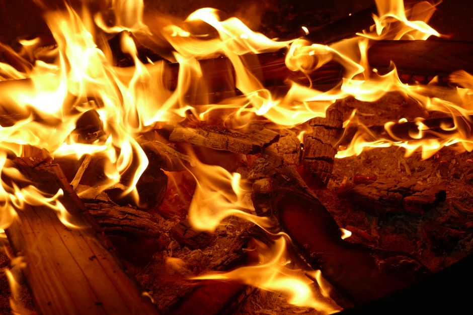 Saturday’s Slow Burn: An Aquarian Moon Stirs Thought