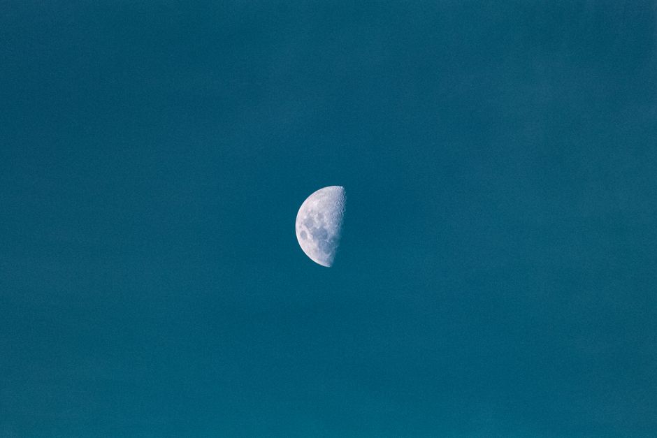 Under the Aquarius Moon: Diversify Your Thoughts
