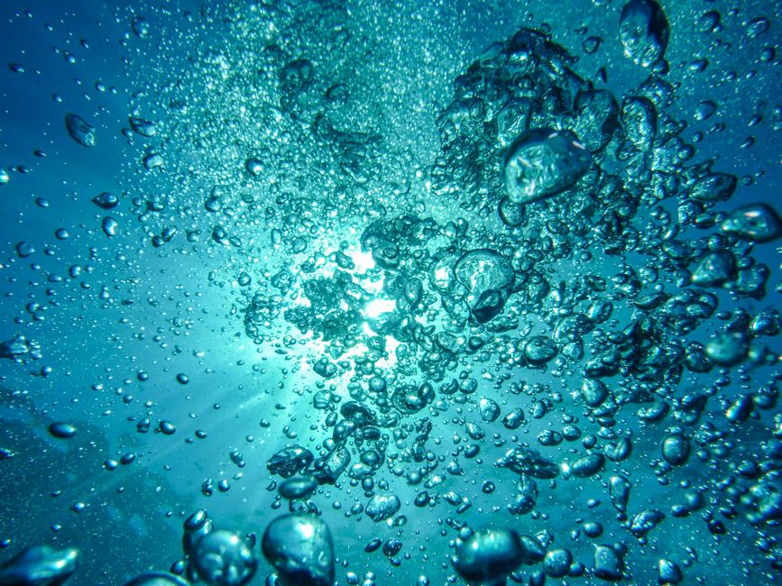 Midweek Dynamics: Under the Aquarius Moon’s Watchful Eye